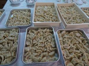關西生命線志工花費半天時間包了上千個手工水餃