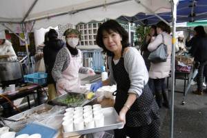 家長會長陳久美子與家長會夥伴準備湯圓