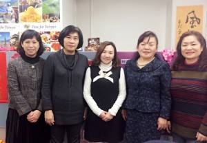 ４千葉台灣商會會長濱田裕子（右２）於１月２５日率領人員拜會日本台灣教育中心