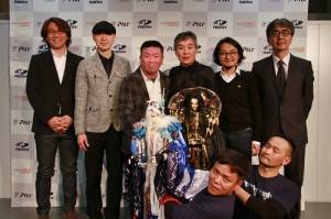 霹靂國際多媒體股份有限公司董事長黃強華（後排右３）很開心可以和虛淵玄（後排左３）合作，製作全新原創新作