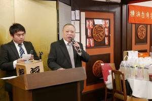 橫濱台灣餐飲聯誼會會長張志銘致詞，並帶領全員為台南震災默禱致哀