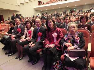 羅王明珠（右１）出席２０１４年２月７日春節訪問團東京公演和駐日代表沈斯淳伉儷（右２、３）等人在台下欣賞演出（本報資料照）