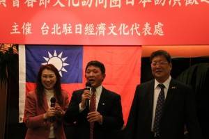 橫濱華僑總會會長羅鴻健（中）表示很開心可以請到春訪團到橫濱演出