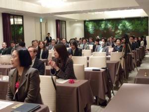 ④熱心に耳を傾ける来場者