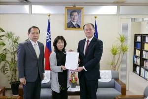 橫濱中華學院校長馮彥國與家長會會長陳久美子將募款轉交駐處處長