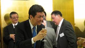 岸信夫議員跟與會僑界人士寒喧