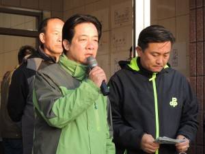 台南市長賴清德於２月８日再度到指揮所了解救援現況（照片提供：台南市政府）