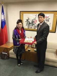 名譽會長謝美香代表大阪台灣同鄉會將募得善款交給張處長