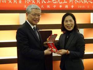 大阪中華學校校長陳雪霞因奉獻僑校工作、推動海外華文工作，獲頒海華榮譽章