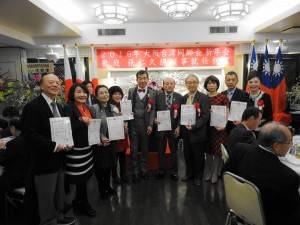 第九屆會長王坤保(左5)頒發聘書給8位副會長