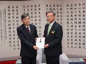 沖繩縣知事翁長雄志（右）捐贈百萬日幣賑災款給台灣，由駐那霸辦事處處長蘇啟誠代表接受