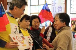 石川縣台灣華僑總會會長陳文筆（左１）率領會員和友台日人在金澤市內街頭募款，與日本民眾交流