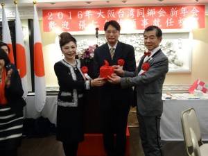 在駐大阪辦事處處長張仁久監交下，前會長謝美香將印信交接給新會長王坤保