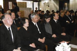 告別式上 代表處與僑界人士致哀