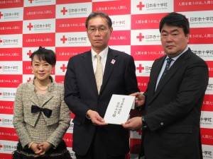 贈呈式にて。左から台南出身歌手のジュディ・オングさん、日赤の総務局組織推進部・成田裕資部長、日本テレビ放送網の執行役員事業局・中山良夫局長