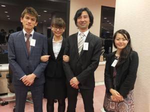 株式会社アットウェアで研修したインターン生リーダーの劉至瑩さん（左２）と同社の牧野隆志社長（右２）ら