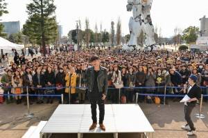 台湾人アーティストのSHOWが巨大ガンダム前で、ファン約６００人と交流（C）PONY CANYON