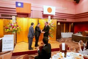 神奈川日華親善協會捐款援助震災,由駐處處長粘信士代表接受