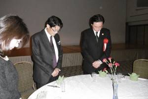 右：民進黨副秘書長吳釗燮與在日台灣同鄉會會長岡山文章為南台灣震災默禱