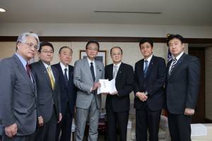 日華議員懇談會幹事長古屋圭司(左4)和眾議院岸信夫(右2)等多位議員的陪同下,到駐日代表處捐贈200萬日幣給台灣南部震災的災民,駐日代表沈斯淳(右3)出面收下