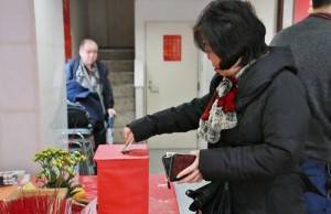 有民眾捐款給台南震災災民