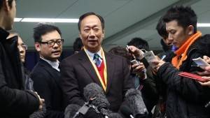 鴻海集團董事長郭台銘２月５日親訪夏普大阪本社，受到日本媒體關注（照片提供：鴻海集團）