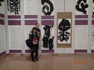陳沛淇與父親在得獎作品前合影