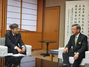 沖繩縣知事翁長雄志（右）就台灣南部發生的震災向駐那霸辦事處處長蘇啟誠（左）表達關懷慰問之意