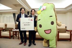 頼市長(中央)に義援金を手渡す日台若手交流会の加藤代表(左)とタイワンダー☆(右)