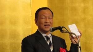 大江康弘會長表示要留下有阿嬤名字的邀請函留念