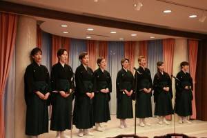 曾到台灣進行公演的寶塚歌劇團花組8名成員演唱《望春風》和《紫羅蘭盛開時》感謝台灣