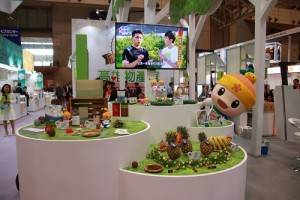 高雄市吉祥物高通通也特別到高雄館推銷高雄農產品
