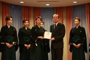 寶塚歌劇團花組組長高翔瑞希(前排左)代表致贈南台灣震災善款300萬元新台幣,由駐日代表沈斯淳接受(前排右)