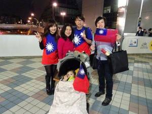大阪台灣同鄉會副會長深惠美(左2)、青年會會長林育鋒(右1)在散場後與身穿國旗裝的蔡易庭、譚永怡夫婦相見歡