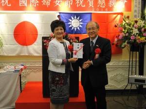 大阪中華總會會長洪勝信贈婦女會活動基金