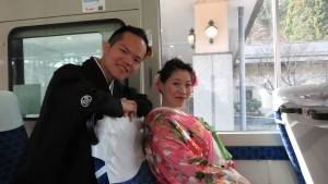 左起：楊宗諺、陳庭葳夫妻搭上前往纜車站巴士