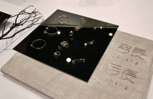 首度到日本參展的飾品品牌「張張」,以簡約的立體線條設計打造適合女性配戴的飾品