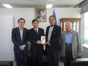 琉球華僑總會會長張本光會（右２）和顧問由博公（右１）捐贈南部地震賑災款，由駐處處長蘇啟誠（左２）代表接受