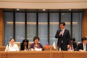 高雄市長陳菊等人和日本台灣經濟文化交流青年議員會議員交流,會長岸信夫(左2)表示期待新政權上任後開啟台日發展新頁