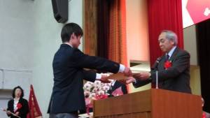 劉劍城校長頒發畢業證書給畢業生