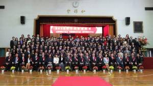 畢業生家長老師合照