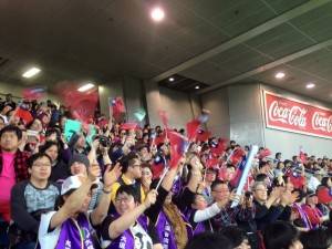 僑胞加油隊手持小國旗大喊、全壘打!!