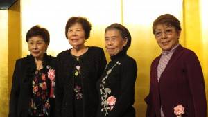 左起:會長吳淑娥頒贈80歲以上婦女會會員敬老金