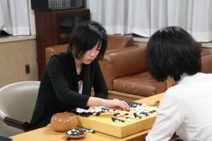 謝依旻(圖右)和青木喜久代八段對弈,以半目奪勝,賽後兩人仔細地解棋