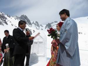 左起：駒根市堀內秀副市長也頒發新人駒根市榮譽市民證書