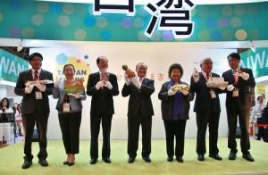 左起為：屏東縣長潘孟安、嘉義縣長張花冠、駐日代表沈斯淳、外貿協會祕書長黃文榮、高雄市長陳菊、雲林縣長李進勇和台南市副市長顏純左，出席３月８日東京食品展台灣館開幕