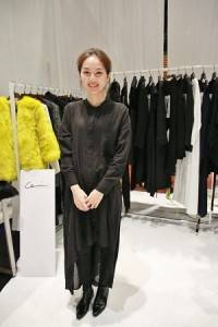 服裝品牌「Ceci」擅長寬鬆線條設計和不對稱的剪裁,設計師張朔瑜也親身示範新裝的穿搭