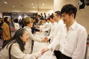 東儀さんとRYUのメンバーによるチャリティー握手会の様子
