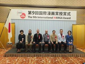 優秀賞を受賞した「怕魚的男人(魚を恐れる男)」の李隆杰さん(右2)と、「無名歌vol.1」の搖滾貓ROCKAT(右3)