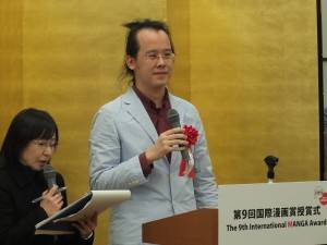 挨拶する李隆杰さん